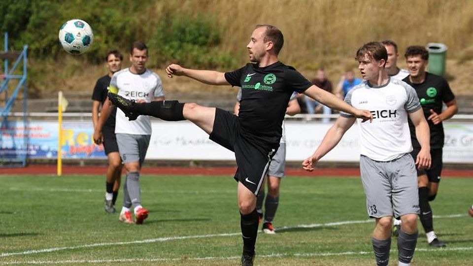 Der Gladenbacher SC setzten beim Turnier im Breidenbacher Gunterstal-Stadion spielerische Akzente. Hier zeigt Niklas Schöck im Spiel gegen Eschenburg eine artistische Einlage. Nur mit dem Toreschießen klappte es nicht. © Jens Schmidt