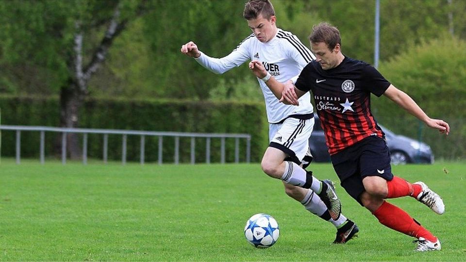 Jannik Gerlach (links) und der FC Überlingen wollen gegen den Hattinger SV für den Titel punkten, Andreas Hiestand (re.) und der SV Deggenhausertal beim SV Denkingen für den Klassenerhalt. Archivfoto: Bodon