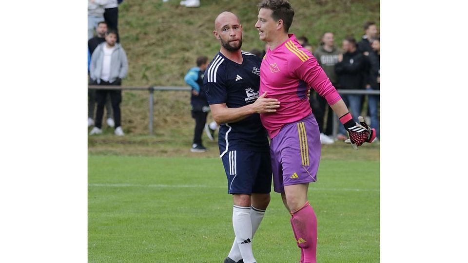 Keeper Florian Kalweit (rechts, hier mit Spielertrainer Lucas Oppermann) sichert dem TSV Seckmauern gegen Spitzenreiter Ginsheim den Sieg. (Archiv)	Foto: Herbert Krämer
