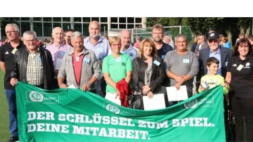 Wichtig für den Sport: Doris Mager (r.) und Hubert Jung (l.) vom Fußballkreis Euskirchen ehrten  in der Halbzeitpause des Pokalfinales verdiente Ehrenamtler. Foto: Brackhagen