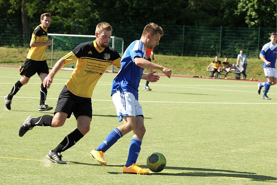 Einen Schritt zu spät: Klein-Winternheims Antreiber Mark Schäfer (rechts) enteilt in dieser Szene Trechtingshausens Kevin Weber. Der SV hatte auch insgesamt die Nase vorn und gewann 3:2. Foto: hbz/Jörg Henkel