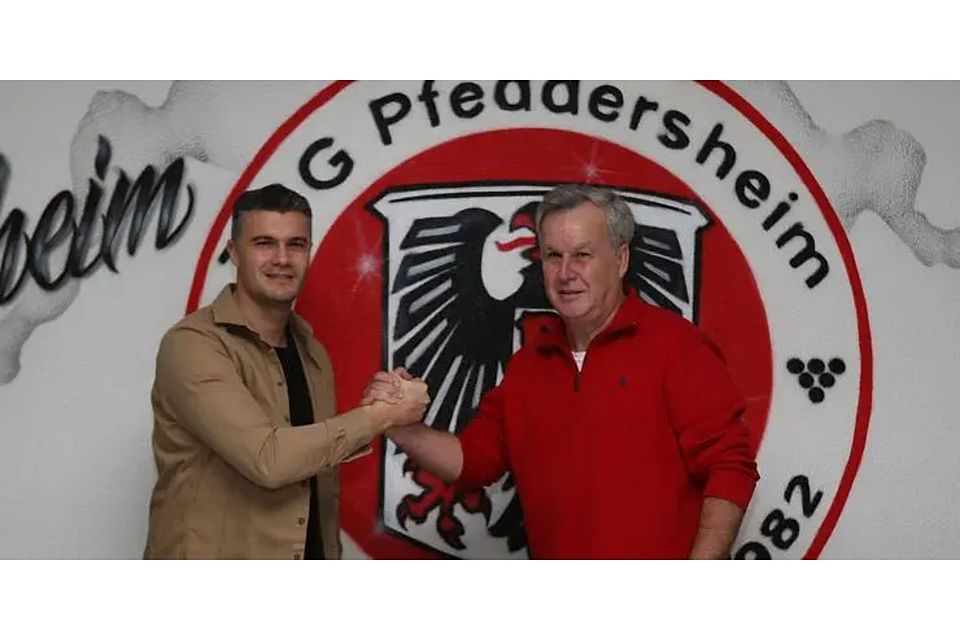 Rolf Emrich (rechts) und der neue Trainer der TSG Pfeddersheim, Pietro Berrafato, wollen in den nächsten anderthalb Jahren Hand in Hand arbeiten. Es gilt, die sportliche Talfahrt zu stoppen und den Kader zu verjüngen.       Foto: Christine Dirigo / pakalski-press