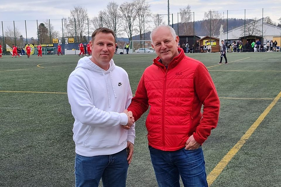 Hand drauf: Patrick Ortlieb (links) übernimmt in der nächsten Saison das Traineramt in Hildburghausen. Im Bild mit Präsident Dirk Drescher.