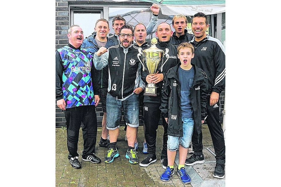 Die Alten Herren aus Wassenberg gewannen den Autohaus-Jackels-Wanderpokal beim SC 09 Erkelenz. Foto: Royal