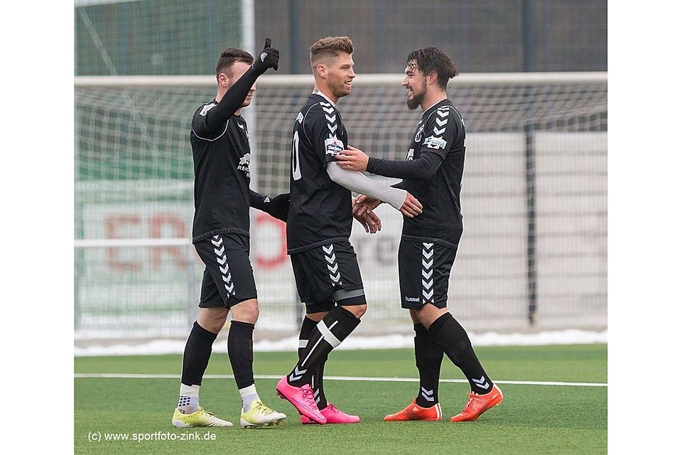 Bastian Herzner (mitte, hier im Testspiel gegen Greuther Fürth II) hat in Coach Schlicker schon einen Fan gefunden.  F: Zink
