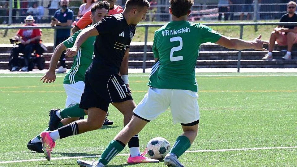 Ab durch die Mitte: Barbaros-Spieler Patrik Pavlicic (schwarzes Trikot) gegen den Niersteiner Julian Jung. 	Archivfoto: Kristina Schäfer