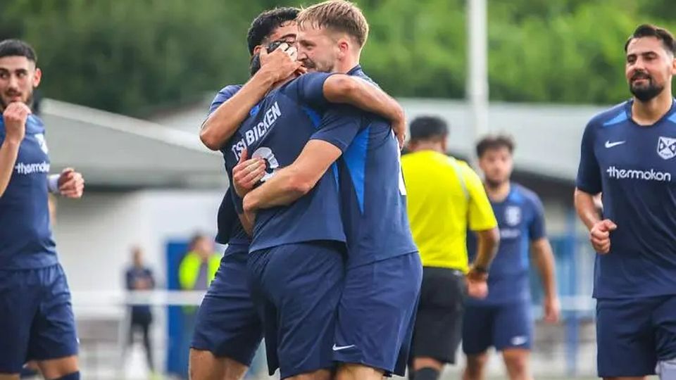 Lassen sich in der Fußball-Kreisoberliga West feiern: Die Spieler des TSV Bicken bejubeln einen Treffer im Heimspiel gegen den SSV Frohnhausen. Am Ende heißt es 2:0 für die Gastgeber. © Lars Hinter