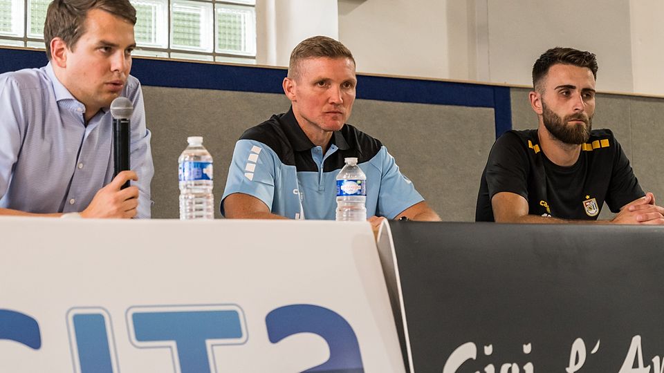 Sportdirektor Goergen, Neu-Trainer Shoffner und Spieler Agovic bei der Pressekonferenz vor F91 - St.Patrick's
