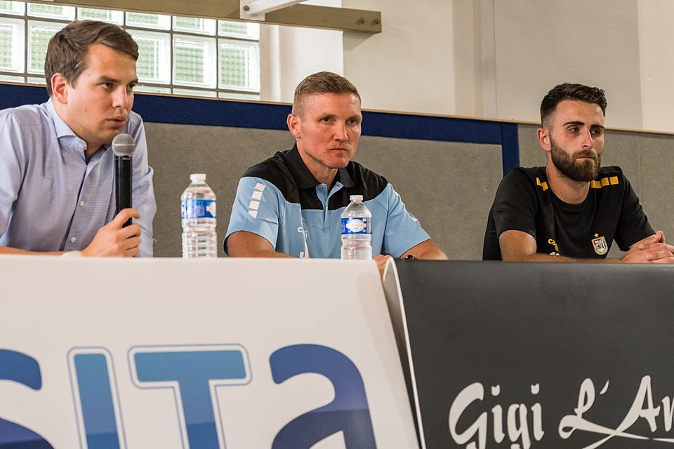 Sportdirektor Goergen, Neu-Trainer Shoffner und Spieler Agovic bei der Pressekonferenz vor F91 - St.Patrick's