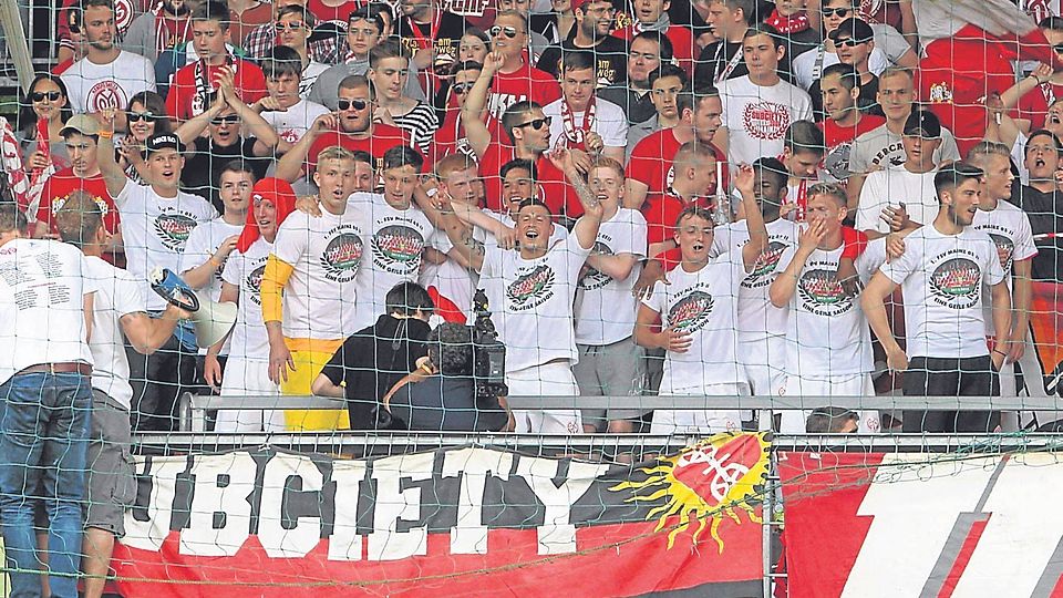 So lassen sich Aufsteiger feiern: Die 05er bedanken sich bei den zahlreichen Fans für die grandiose Unterstützung. Archivfoto: hbz/Henkel