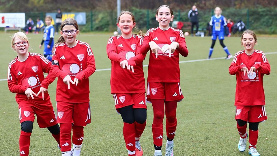 Die Ludwigsfelder Mädels zeigen ein „M“ nicht etwa für Mama oder Musiala, sondern für Mia. Das ist die Torhüterin der D2, die sich im Training den Daumen gebrochen hat.