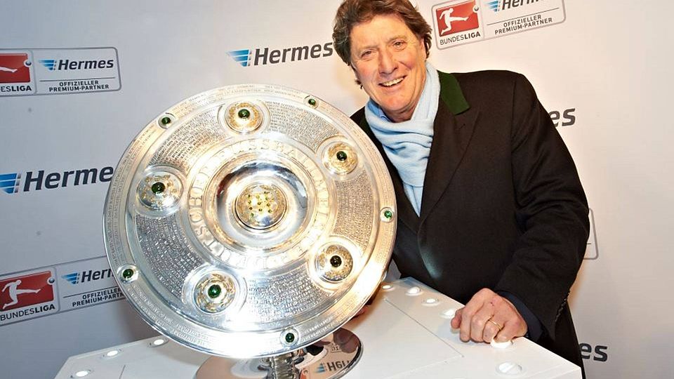 Toni Schumacher mit der Bundesliga Meisterschale die am 25.04.13 in Bad Arolsen präsentiert wird