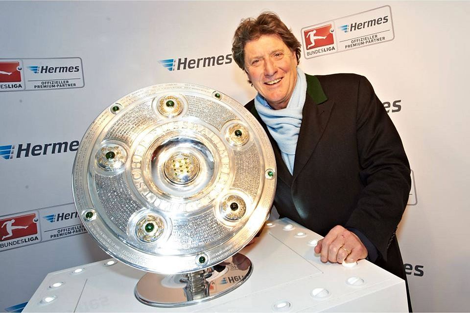 Toni Schumacher mit der Bundesliga Meisterschale die am 25.04.13 in Bad Arolsen präsentiert wird
