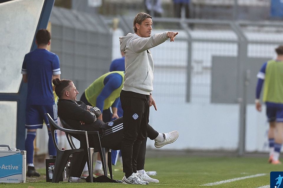 Bleibt Trainer bei Viktoria Aschaffenburg und soll den Neustart in der Bayernliga dirigieren: Felix Luz (vorne). Auch Daniel Soldevilla (sitzend im Hintergrund) bleibt an seiner Seite. Bleibt Trainer bei Viktoria Aschaffenburg und soll den Neustart in der Bayernliga dirigieren: Felix Luz (vorne). Auch Daniel Soldevilla (sitzend im Hintergrund) bleibt an seiner Seite.