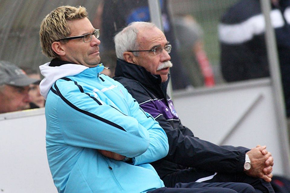 Tobias Fuchs (li.) wird bis zum Winter die Kicker des FC Eintracht Bamberg anleiten. F: Buchholz