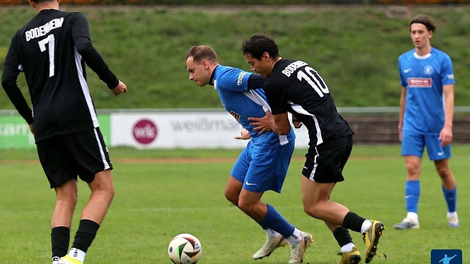 Enger Bewachung durfte sich Edis Sinanovic (blaues Trikot) beim 3:1-Hinspielerfolg gegen Bodenheim durch VfB-Akteur Kenzo Kramer freuen. 	Foto: Mario Luge