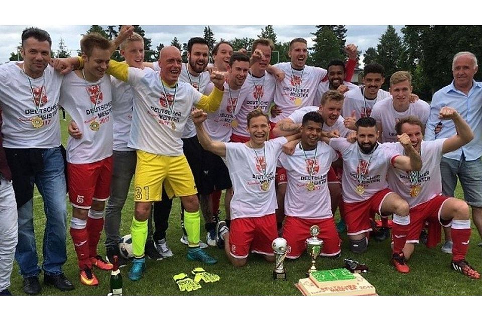 Spielten eine Saison für die Ewigkeit: die Kreisliga-Fußballer des FC Rot-Weiß Neuenhagen  ©Verein