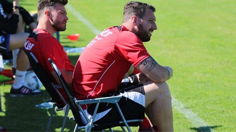 Entspannt: Das Paderborner Trainerduo Christopher John (l.) und Michél Kniat ist trotz der beiden Testspielniederlagen nicht unzufrieden mit dem vergangenen Wochenende. F: Heinemann