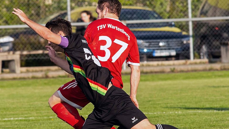Flugeinlage: Der Wartenberger Maxi Bauer (rot) stellt sich dem Steinkirchener Philip Utz in den Weg.