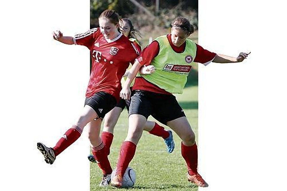 Ließen sich nicht abdrängen: In der Frauen-Kreisliga gewannen die Fußballerinnen des VfL Wildeshausen II (rechts: Nele Meyer) auch beim  VfL Stenum II. Dörte Eilers