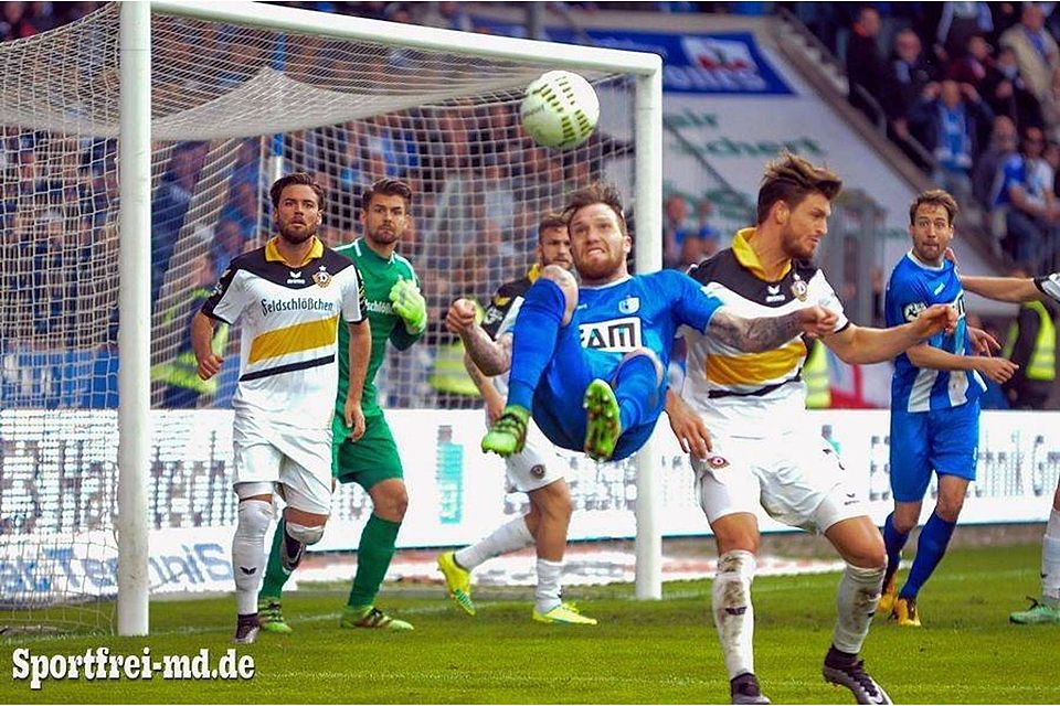 Vier Zweitliga- und 19 Drittliga-Spiele absolvierte der 30-Jährige (im Hintergrund) bisher für die Sachsen.