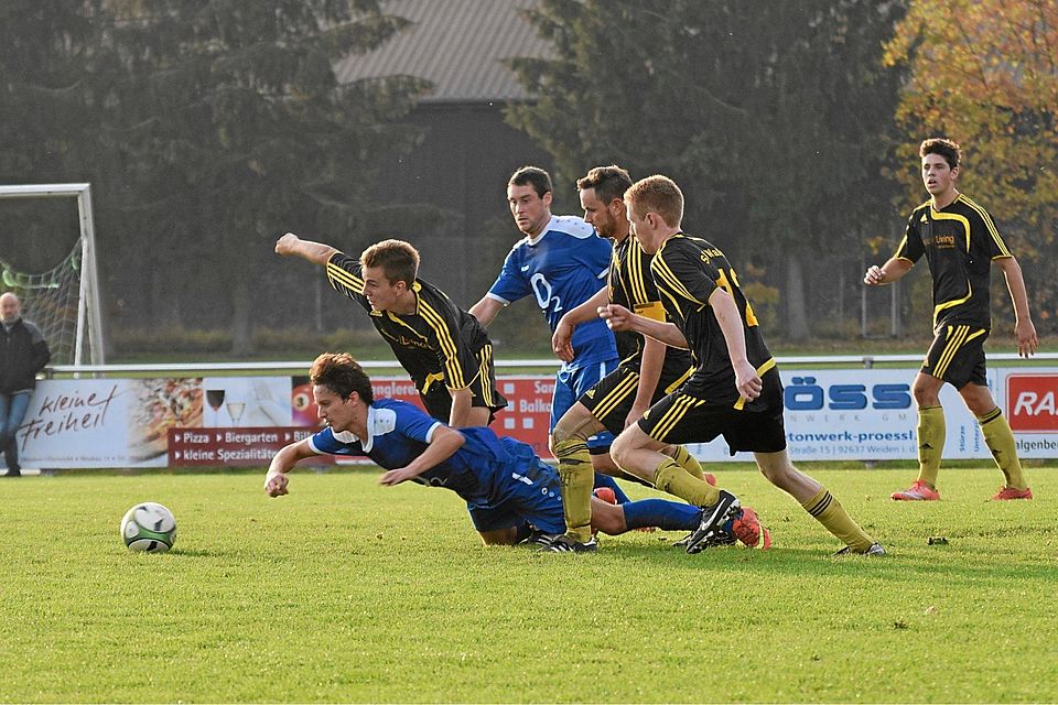 Der VfB Rothenstadt (in Blau) erkämpfte sich gegen den Spitzenreiter Waldau einen Punkt. F: Rosenau
