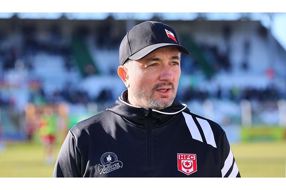 Hat eine klare Meinung zur Regionalliga-Reform: Halle-Sportchef Daniel Mayer.