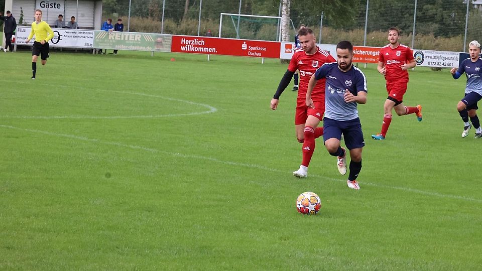 Zweimal erfolgreich: Okan Yenisu erzielte gegen den SV Günding (rote Trikots) beide Dachauer Tore.