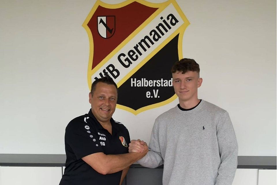 Halberstadts sportlicher Leiter Enrico Gerlach begrüßt David Vogt.