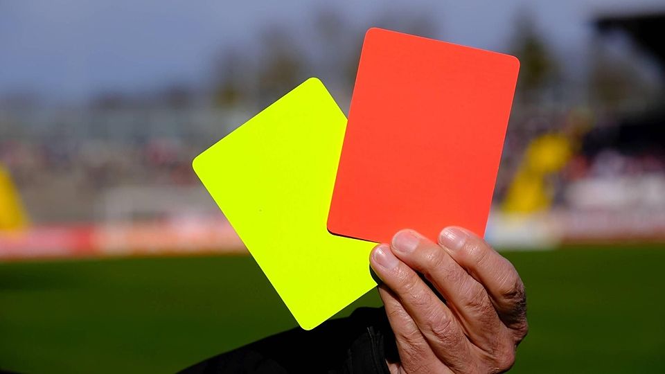 Jetzt wird‘s bunt: Die Zehn-Minuten-Strafe ab der Landesliga wird abgeschafft, dafür greift nach dem Willen des BFV-Verbandsatags die neue Karten-Regelung; auf Kreis- und Bezirksebene wurde der Vorschlag abgelehnt.