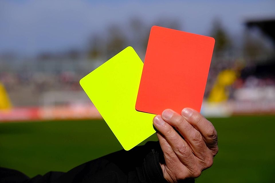 Jetzt wird‘s bunt: Die Zehn-Minuten-Strafe ab der Landesliga wird abgeschafft, dafür greift nach dem Willen des BFV-Verbandsatags die neue Karten-Regelung; auf Kreis- und Bezirksebene wurde der Vorschlag abgelehnt. Jetzt wird‘s bunt: Die Zehn-Minuten-Strafe ab der Landesliga wird abgeschafft, dafür greift nach dem Willen des BFV-Verbandsatags die neue Karten-Regelung; auf Kreis- und Bezirksebene wurde der Vorschlag abgelehnt.