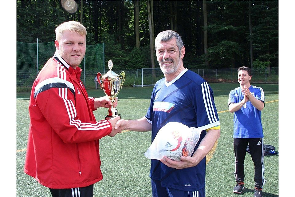 Als Pokalsieger verabschiedete sich Ewald Zander von seiner aktiven Fußballkarriere. Kim Willmann (links) übergibt den Pokal.Krönke