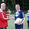 Als Pokalsieger verabschiedete sich Ewald Zander von seiner aktiven Fußballkarriere. Kim Willmann (links) übergibt den Pokal.Krönke