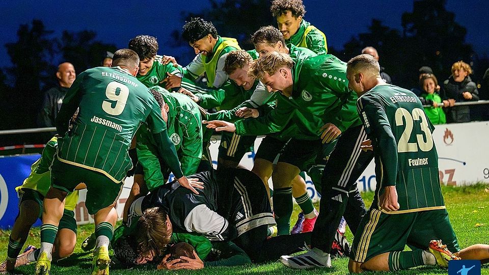 Ekstase im ELSNER-Sportpark: Der SC Eltersdorf feiert den Last-Minute-3:2-Siegtreffer gegen die SpVgg Greuther Fürth. 