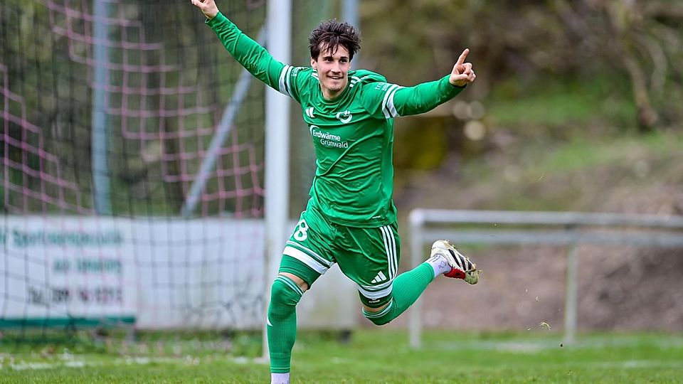 Torschütze David Luksch (Gruenwald, 38) mit Torjubel, Jubel, Torjubel, Torerfolg, celebrate the goal, goal, celebration, Jubel ueber das Tor zum 2:2, optimistisch, Freisteller, Einzelbild, Aktion, Action