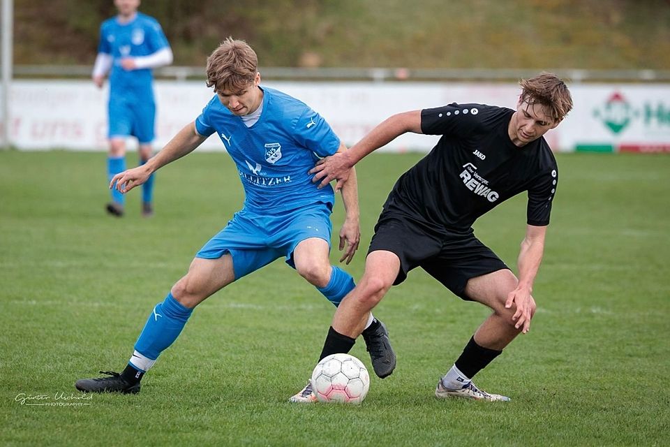 Überraschung am Kaplanacker: Der SV Schwarzhofen (links) hielt Liga-Primus Bad Abbach nieder.