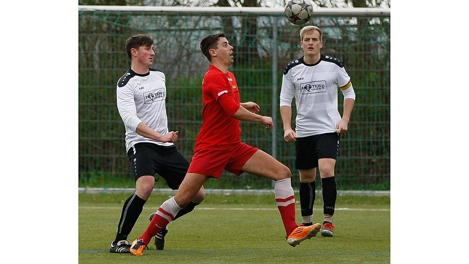 Angespannt: Hargesheims Mario Fickinger (rotes Trikot) hat im B-Klassen-Duell mit der SG Steyerbachtal den Ball fest im Blick.	Foto: Dirk Waidner
