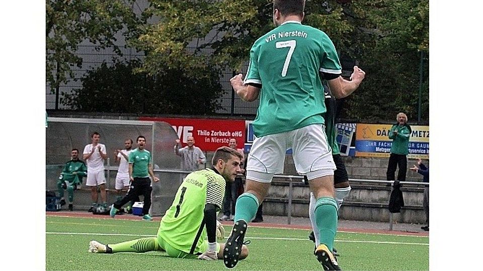 Niersteins David Rau bejubelt den 2:1-Siegtreffer seines Teams. Hechtsheims Björn Mueller ist bedient. 	Archivfoto: hbz/Bahr