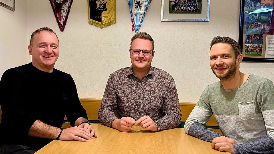 Stefan Weber (links) und Alexander Pfindel (rechts) bei ihrer Vorstellung als neues Trainerteam des TSV Meckenhausen.