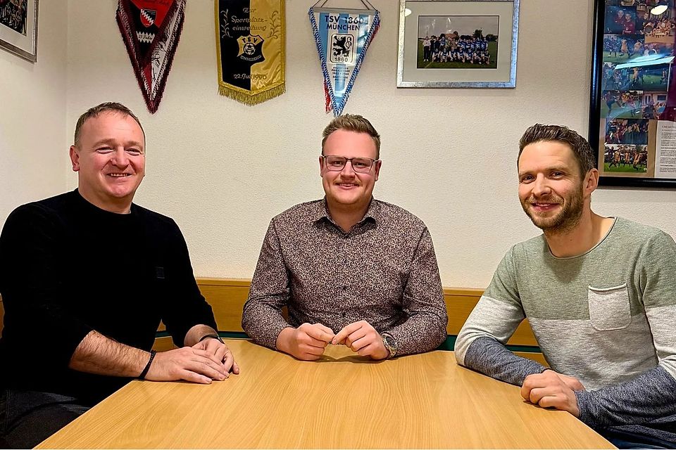 Stefan Weber (links) und Alexander Pfindel (rechts) bei ihrer Vorstellung als neues Trainerteam des TSV Meckenhausen. Stefan Weber (links) und Alexander Pfindel (rechts) bei ihrer Vorstellung als neues Trainerteam des TSV Meckenhausen.