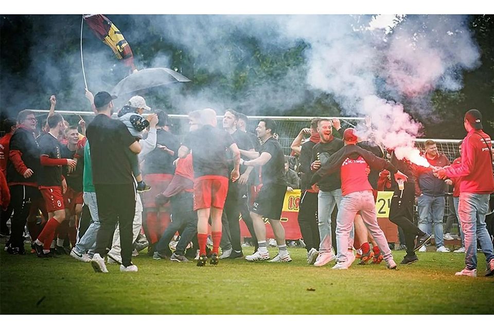 2024 feierten die Wiepenkatener in Hammah nach gewonnenem Relegationsspiel. Foto: Struwe 2024 feierten die Wiepenkatener in Hammah nach gewonnenem Relegationsspiel. Foto: Struwe