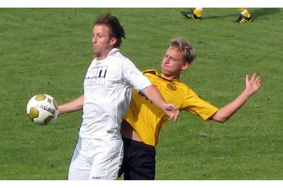 Meistens einen Schritt voraus: Die SpVgg Weiden (l. Spielertrainer Andreas Schumacher). Bild: Werner Franken