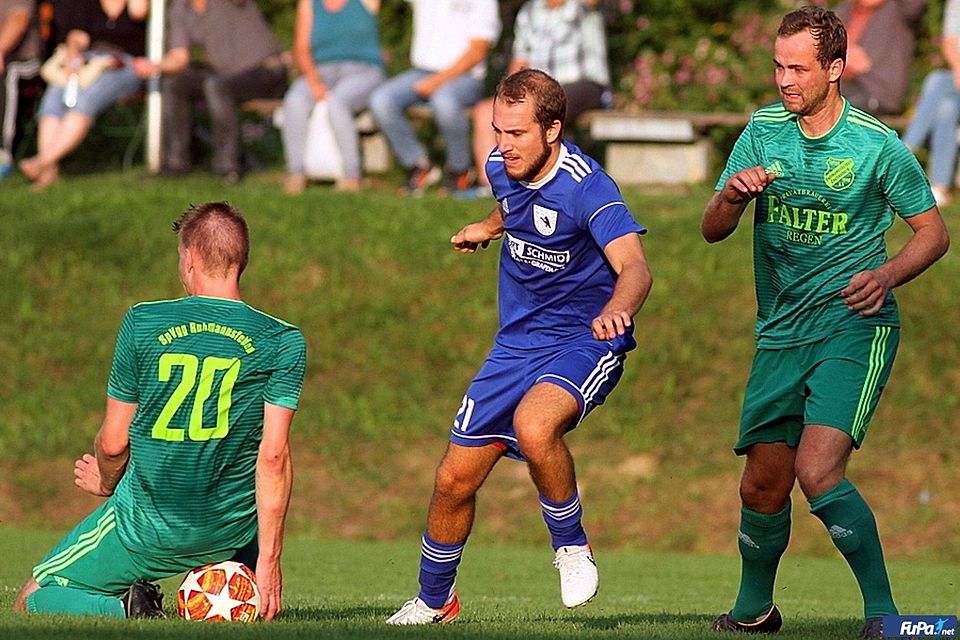 Ondrej Sima (Mi.) zeigte ein tolles Spiel und war an beiden Toren gegen seinen Ex-Verein beteiligt.