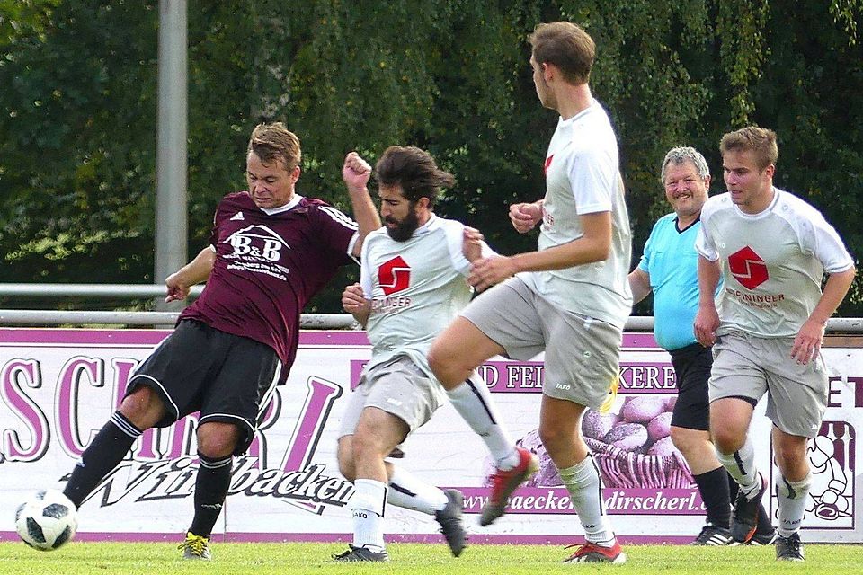 Der 1. FC Neunburg (in weiß) erkämpfte sich in Rötz nicht unverdient einen Punkt. Mindestens die gleiche Ausbeute erhofft sich die Mastny-Elf gegen die Sportfreunde Weidenthal-Guteneck.