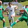 Konnten den Meister nicht stoppen: In Kirchheim unterlag die TuS-Elf um Kapitän Alexander Zetterer (r.) dem Meister und Aufsteiger mit 0.4.