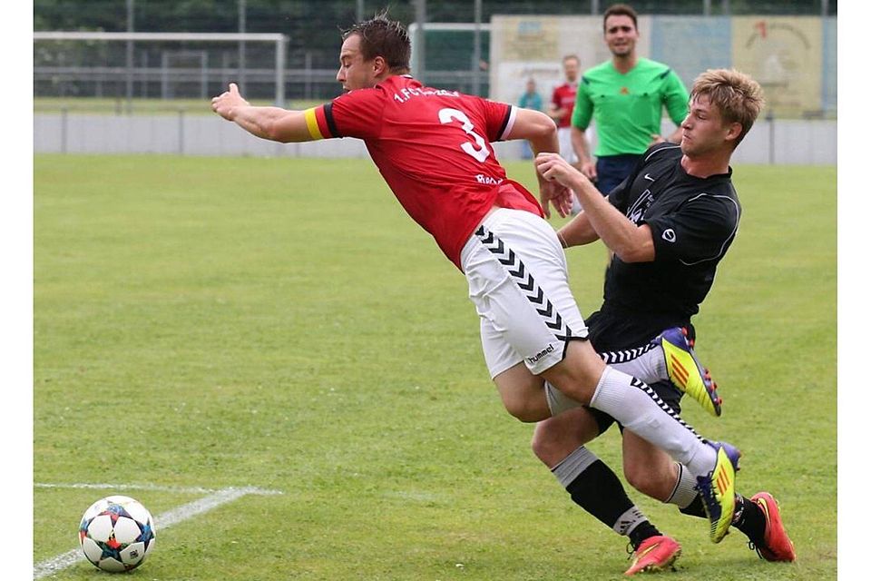 Nur mit einem Foul zu stoppen war in dieser Szene Matthias Riegert. In der zweiten Hälfte avancierte der Donzdorfer Kapitän mit zwei Toren im Relegationsspiel gegen die TSVgg Münster zum Matchwinner.