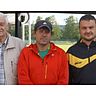 Der TuS Dachelhofen ist bei der Trainersuche für die neue Saison fündig geworden. Oliver Birk, auf dem Foto in der Mitte zwischen dem ersten Vorsitzenden des Vereins, Hermann Schart (links) und Abteilungsleiter Fußball Jürgen Meier (rechts).