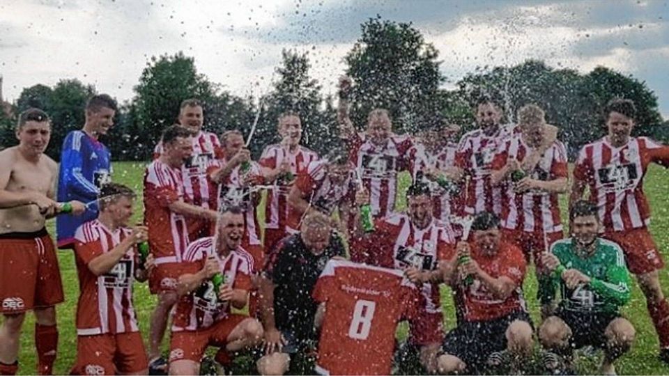 Nach einer so erfolgreichen Saison darf man es auch mal ordentlich krachen lassen: Die Fußballer des Rodenwalder SV haben den Aufstieg in die Kreisoberliga geschafft.rsv