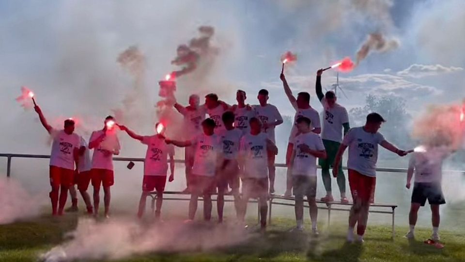 Bei der SpVgg Osterhausen wurde die Meisterrschaft in der Kreisliga Mansfeld-Südharz und der Aufstieg in die Kreisoberliga frenetisch gefeiert. 