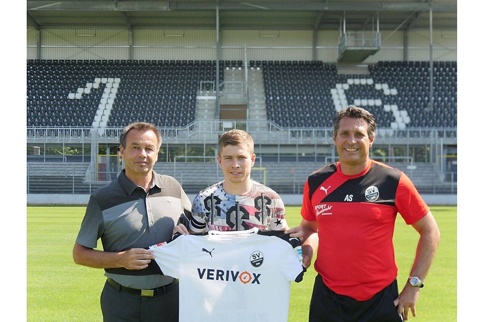Verstärkt den SV Sandhausen mit Cheftrainer Alois Schwartz (re.) und Geschäftsführer Otmar Schork (li.): Jakub Kosecki.   Foto: SVS
